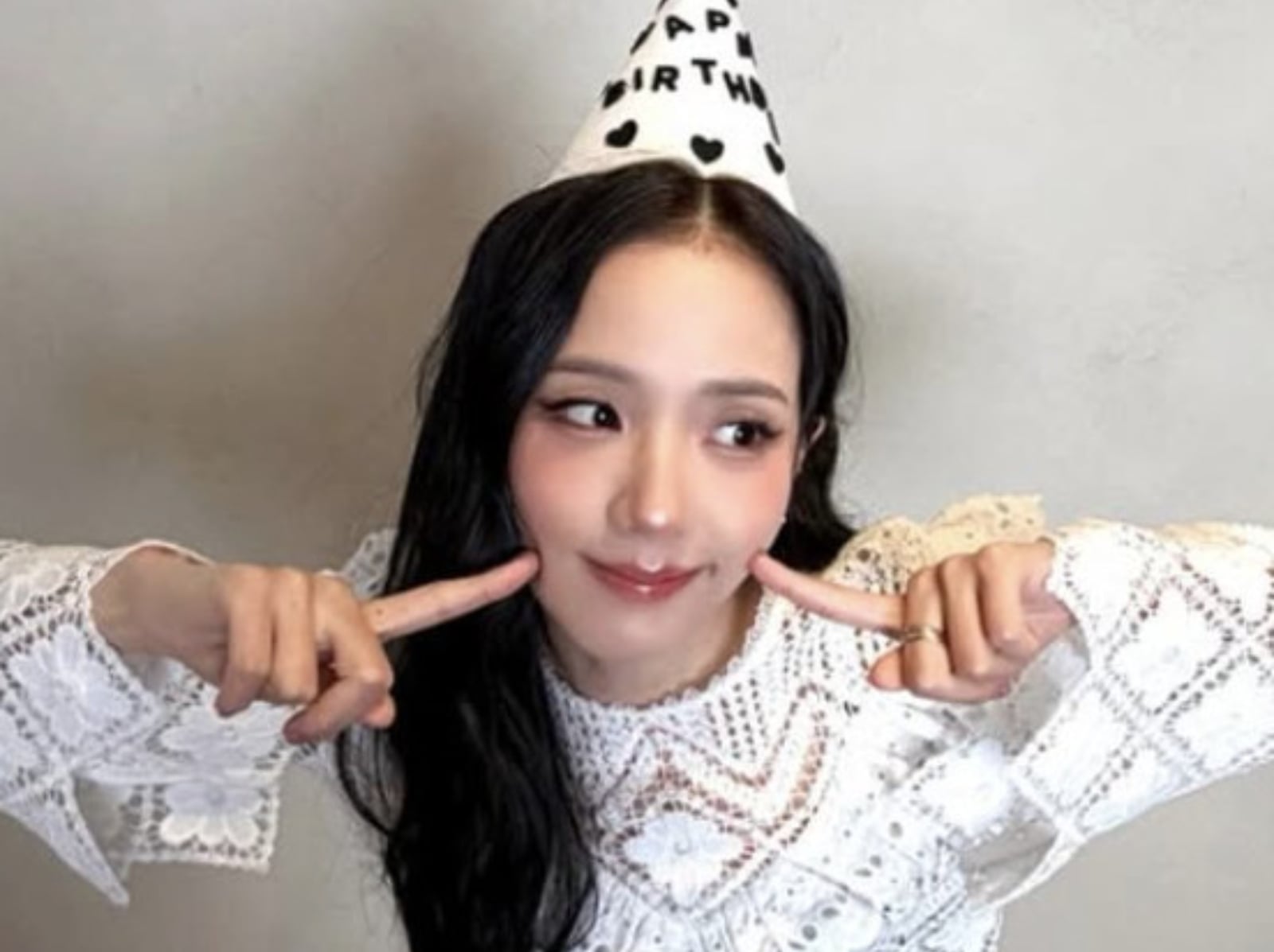 BLACKPINK Jisoo 31 歲生日請粉絲吃海底撈！加碼抽大獎網讚：「像辦尾牙！」
