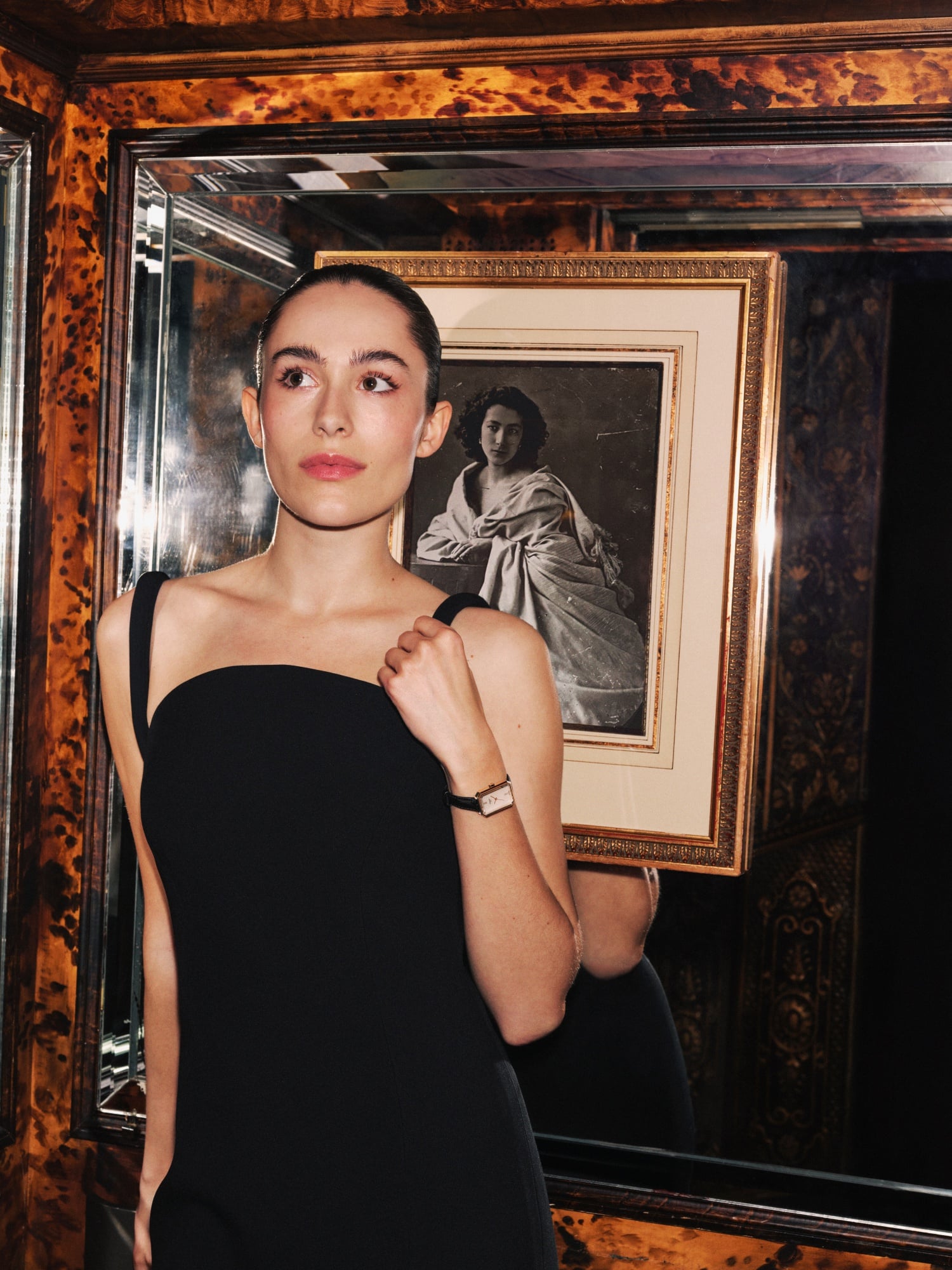 天梭表 SRV 方形腕錶復刻回歸！向 1920 年代女性致敬，Art Deco 幾何切割鏡面引熱議，5 款配色任選！