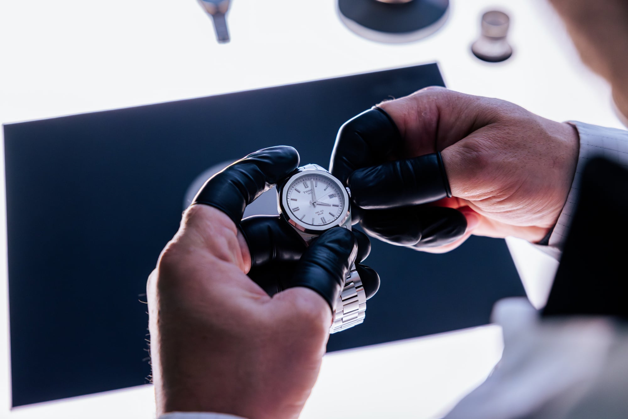 天梭表 SRV 方形腕錶復刻回歸！向 1920 年代女性致敬，Art Deco 幾何切割鏡面引熱議，5 款配色任選！