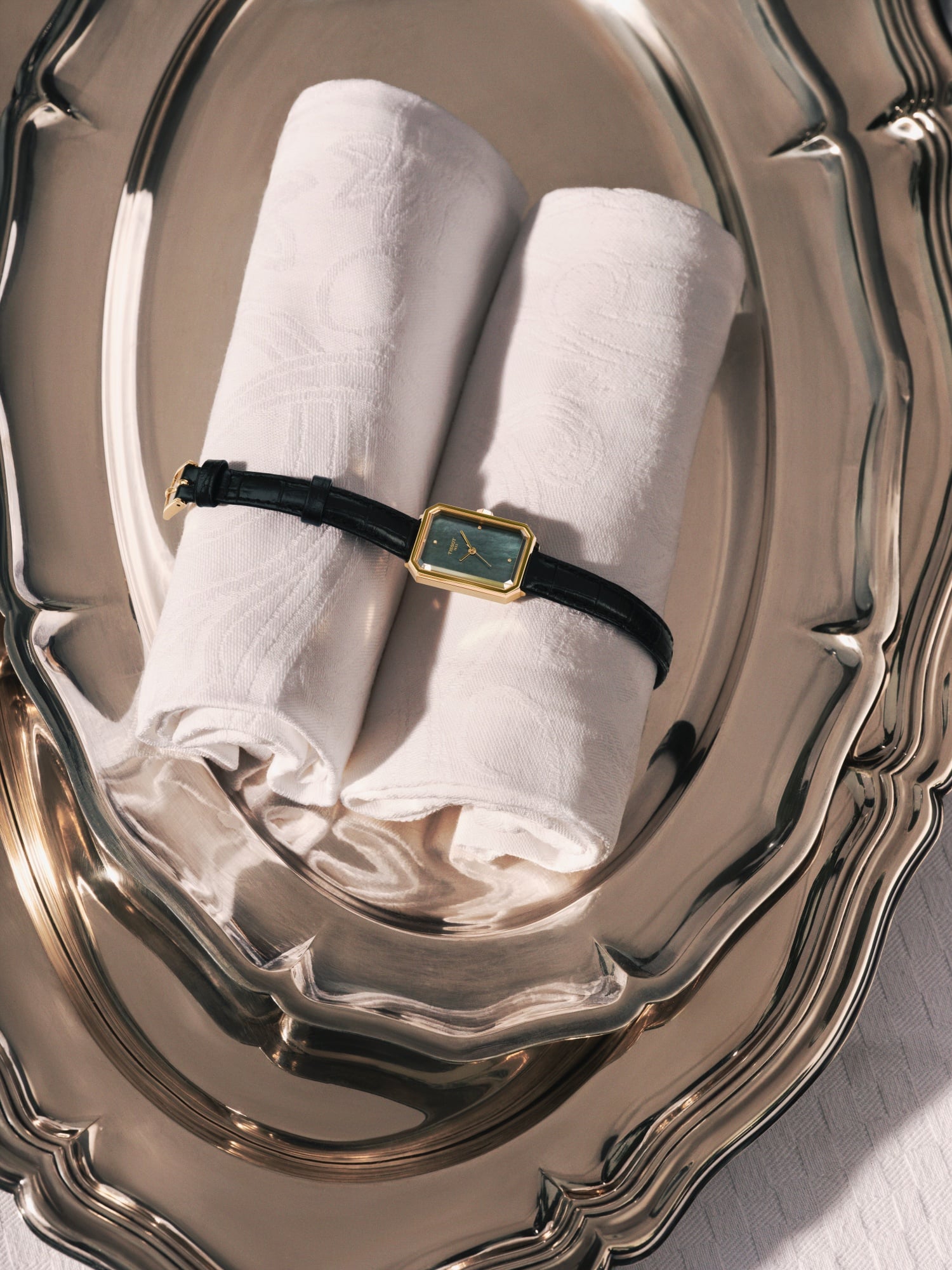 天梭表 SRV 方形腕錶復刻回歸！向 1920 年代女性致敬，Art Deco 幾何切割鏡面引熱議，5 款配色任選！