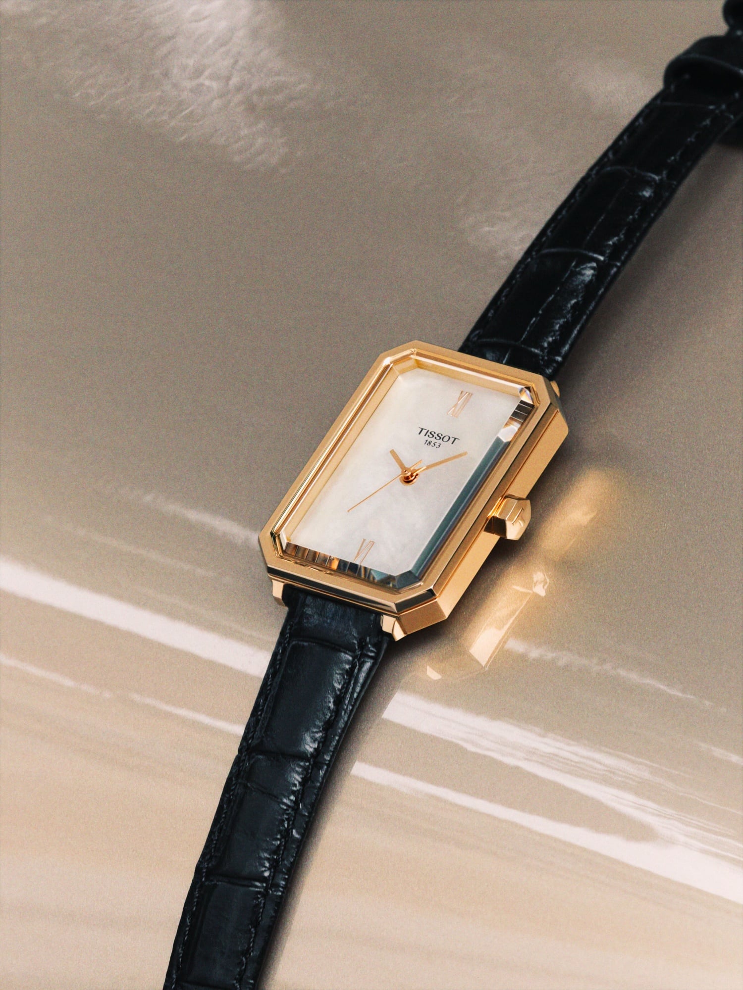 天梭表 SRV 方形腕錶復刻回歸！向 1920 年代女性致敬，Art Deco 幾何切割鏡面引熱議，5 款配色任選！