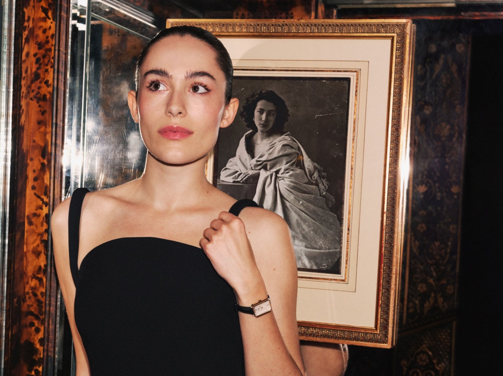 天梭表 SRV 方形腕錶復刻回歸！向 1920 年代女性致敬，Art Deco 幾何切割鏡面引熱議，5 款配色任選！