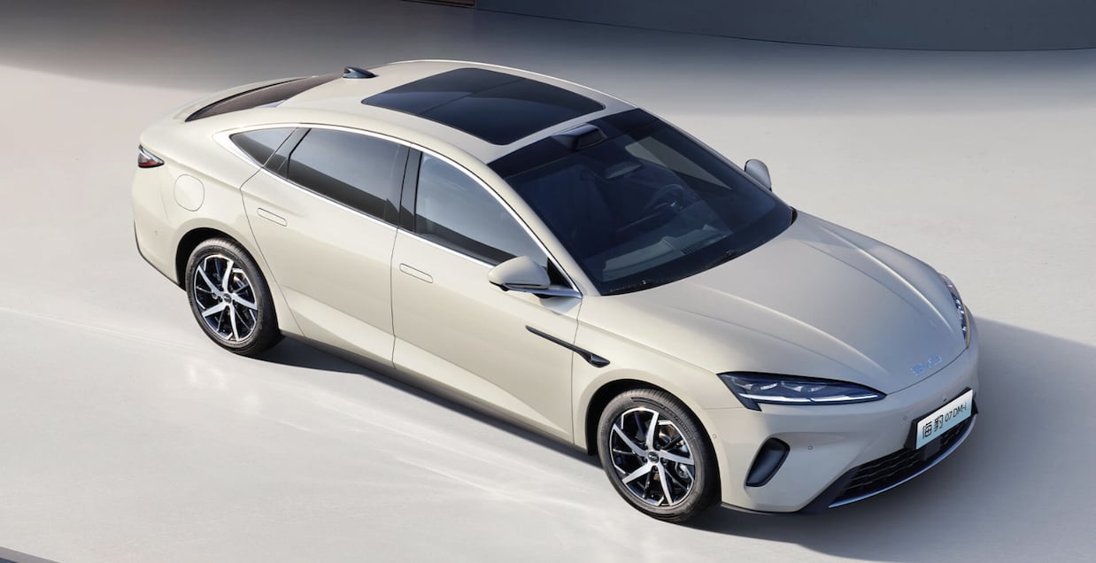 比亞迪躍居全球電動車銷量冠軍!2025 年賣出 225 萬輛超越特斯拉!