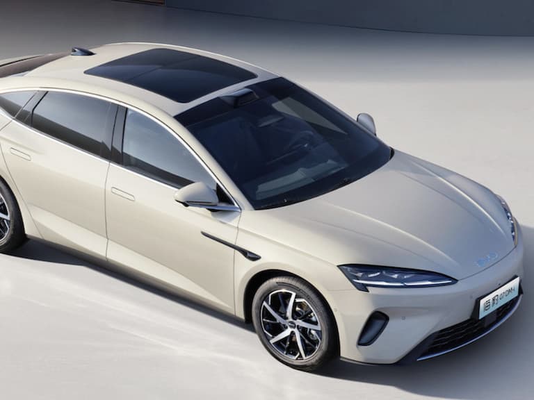 比亞迪躍居全球電動車銷量冠軍!2025 年賣出 225 萬輛超越特斯拉!