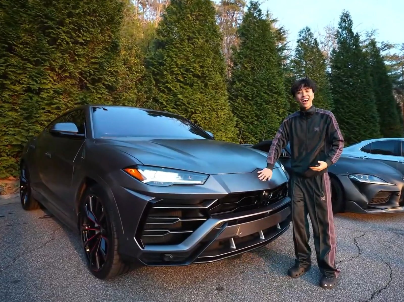 最強外交官 Ray 入手 Lamborghini Urus！親自曝光第二台新車，價格與背景一次看！