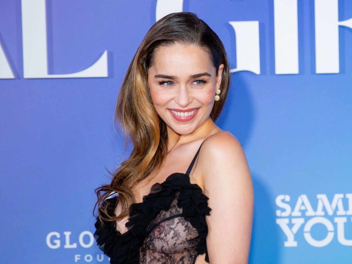 艾蜜莉亞克拉克 Emilia Clarke 透視禮服引熱議！五官遭網友質疑：「充滿 AI 感！」