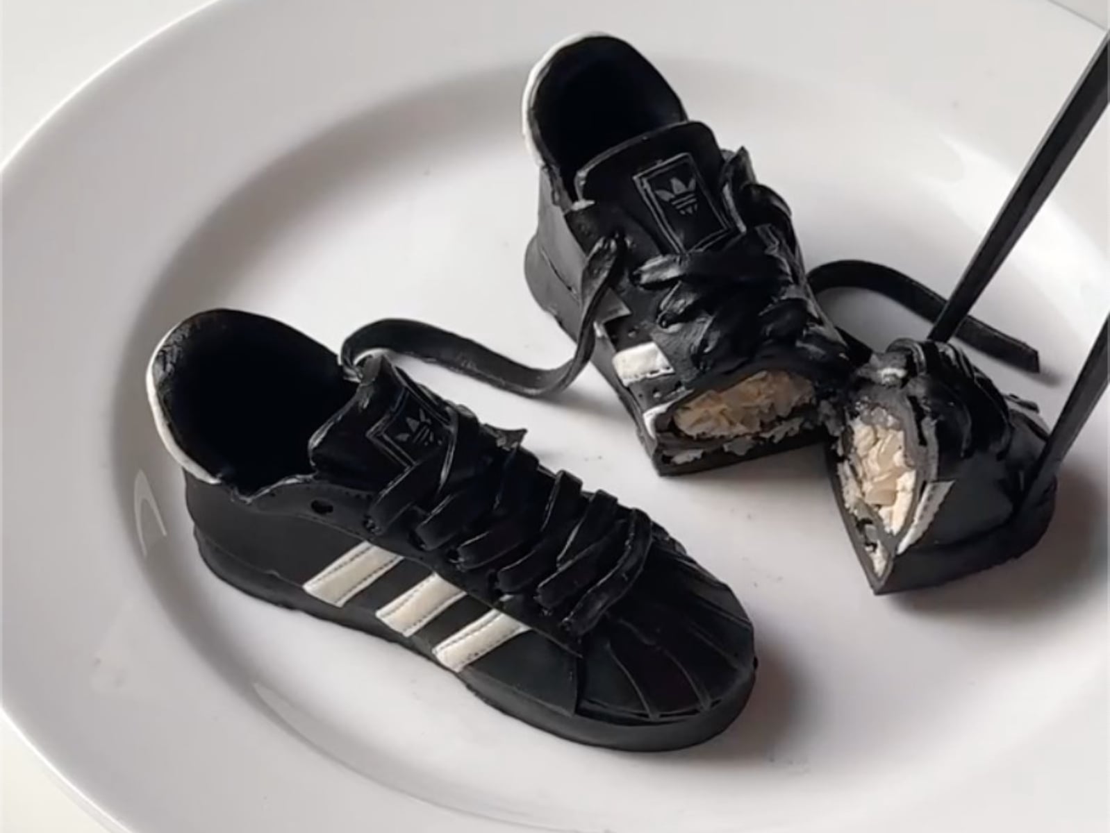 韓國食物藝術家用「餃子」神還原 adidas Superstar！80 萬粉絲狂讚，細節精緻到捨不得吃！