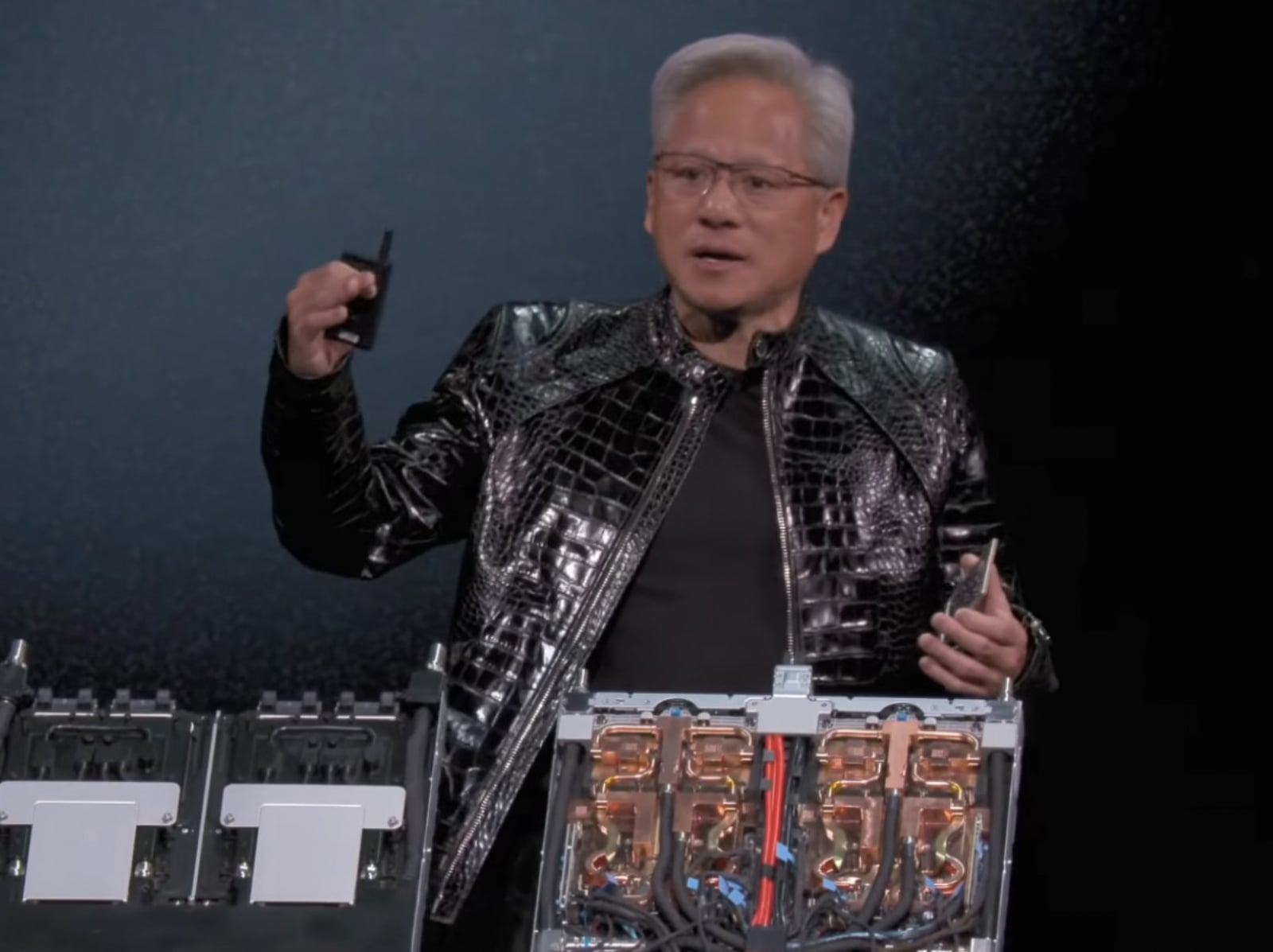 黃仁勳 CES 演講會曝光輝達 Rubin 晶片全面量產！推理效能飆 5 倍、成本降 10 倍！