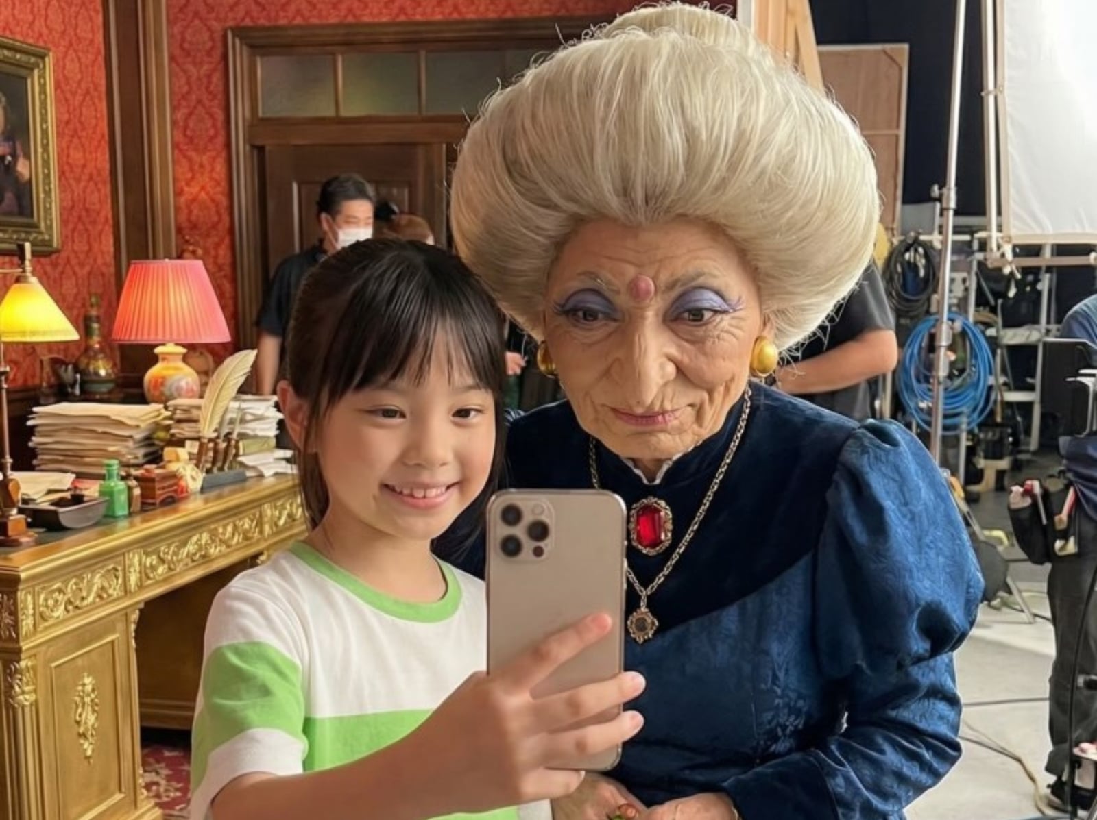 網友用 AI 還原《神隱少女》真人版電影角色合照！湯婆婆、白龍⋯超逼真吸近 5 萬讚！