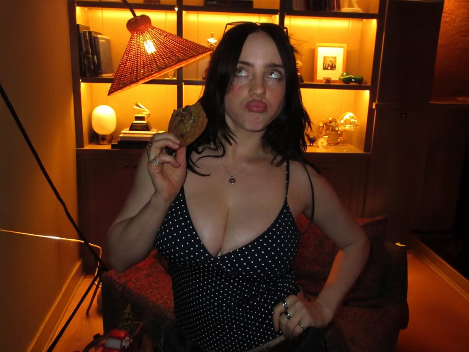 怪奇比莉 Billie Eilish 辣照破 500 萬讚！黑色低胸背心照片引熱議，網友：「她知道自己有多辣。」