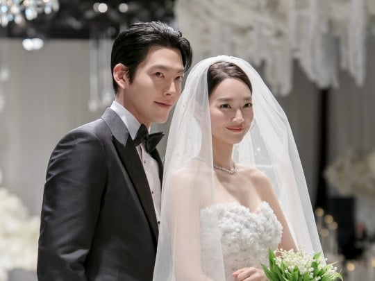 金宇彬、申敏兒西班牙蜜月！遇粉絲大方簽名合照親民舉動引網讚爆！