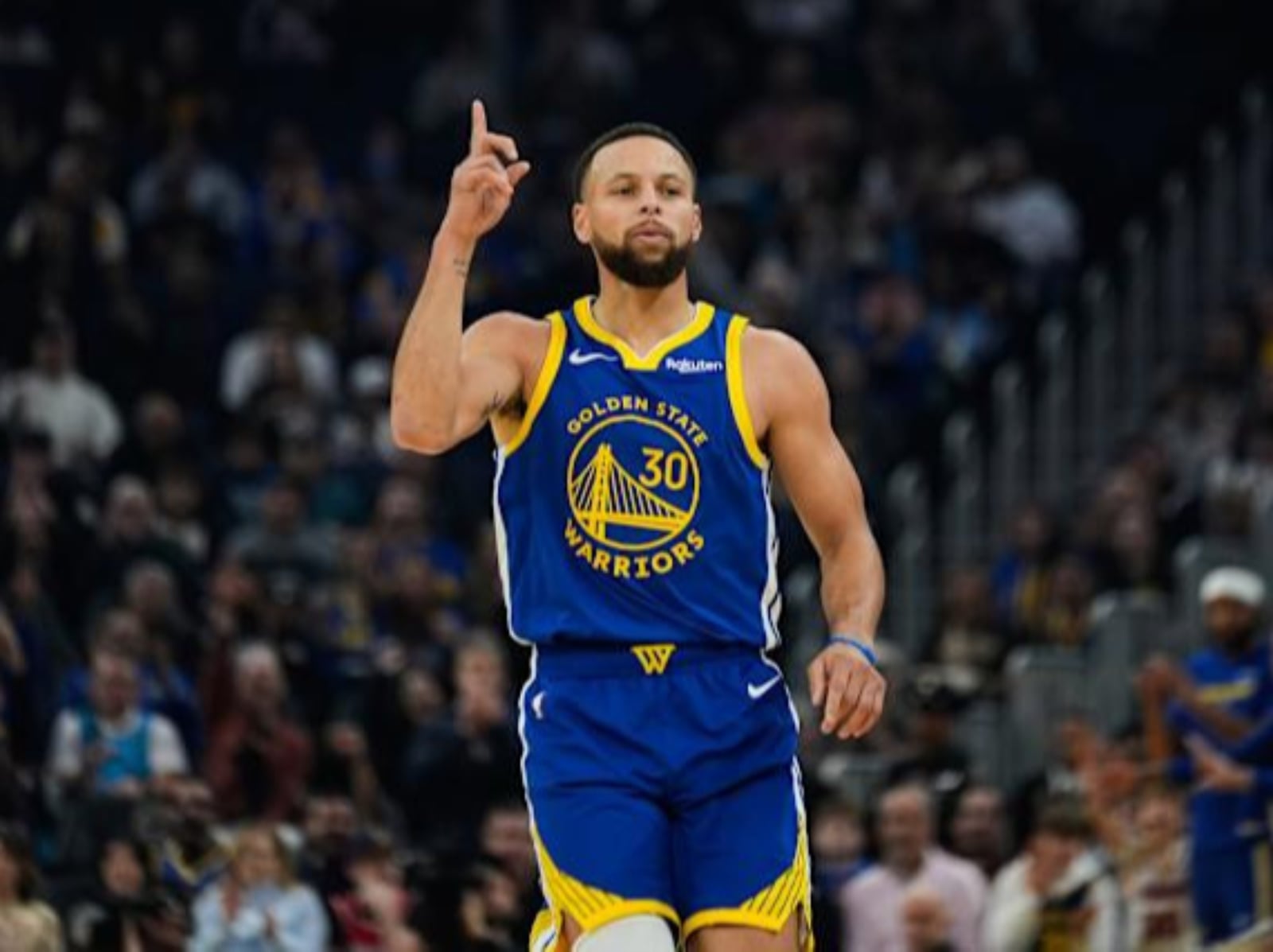 NBA／Stephen Curry 「庫有引力」太誇張！下場休息仍被 Kris Dunn 嚴防笑翻全網！