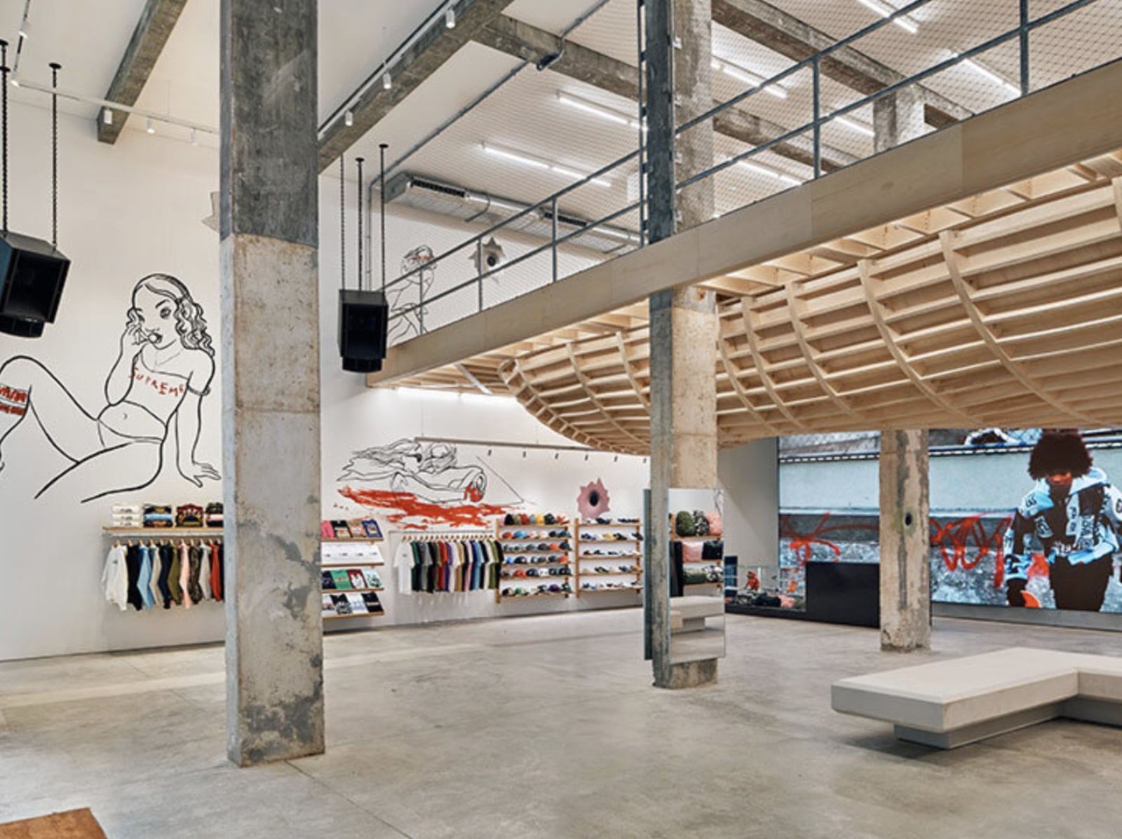 Supreme 店內爆槍擊案！饒舌歌手遭搶 70 萬金項鍊⋯三嫌犯已落網！