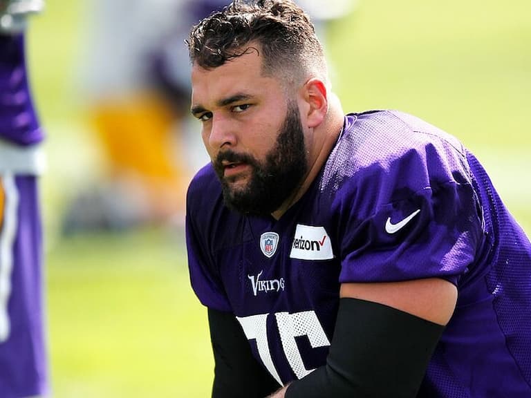 NFL 退役球員麥特卡利爾 Matt Kalil 遭前妻爆料因「生理構造太大」導致離婚！男方正式提告反擊！