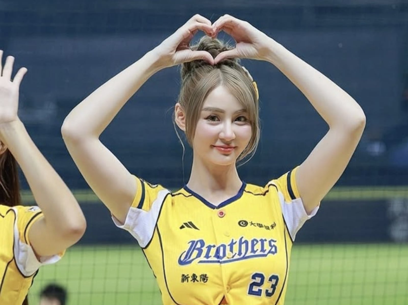 中信兄弟啦啦隊短今睫毛中段全掉光！確診慢性眼瞼發炎粉絲心疼！