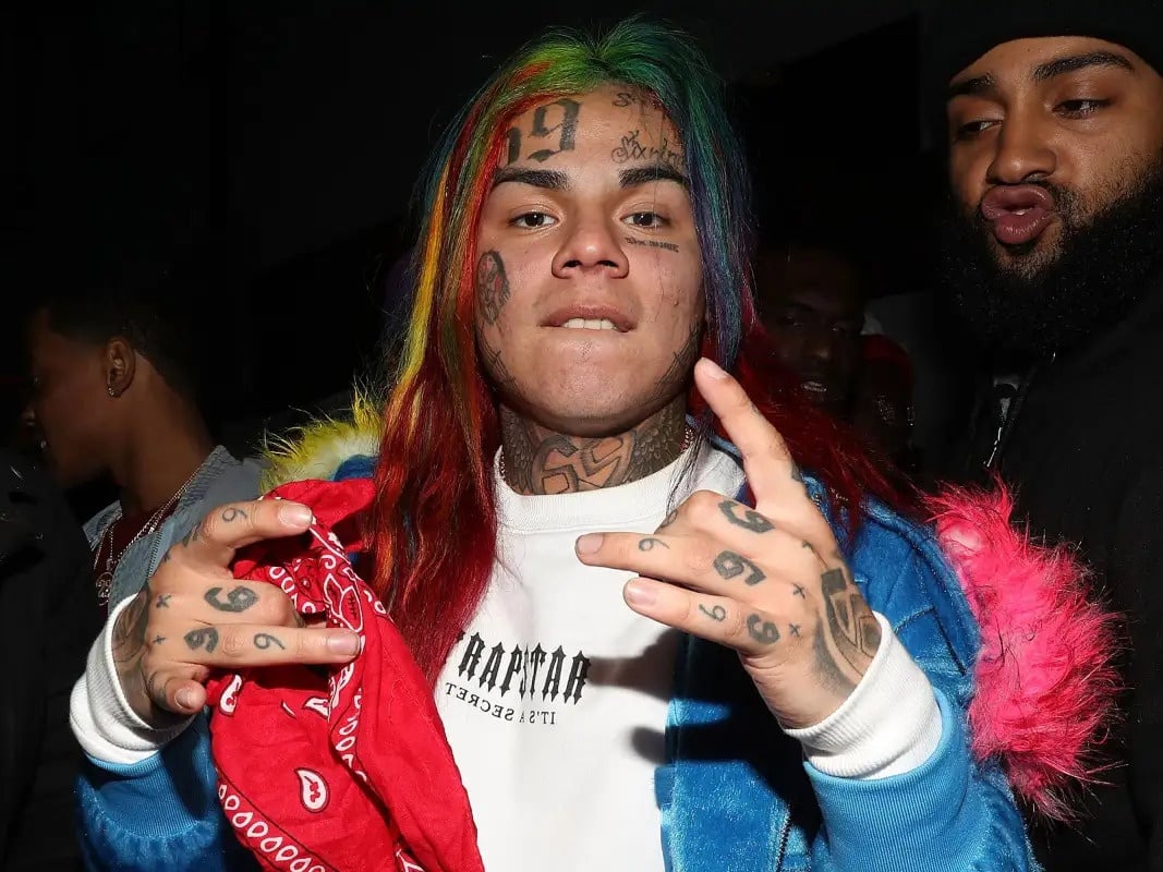 6ix9ine 直播入獄前告別秀！親手剪斷電子腳鐐直言：「想跟馬杜羅住同間！」