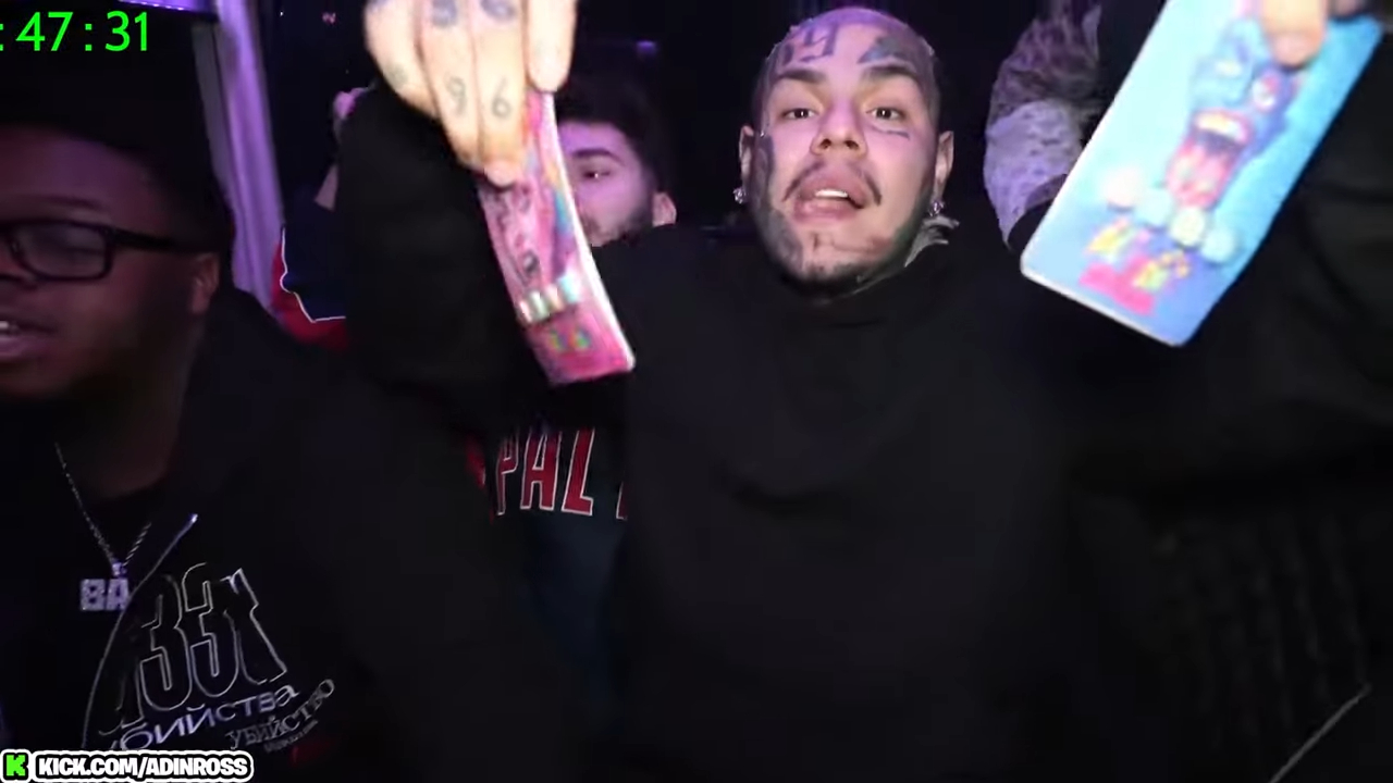 6ix9ine 直播入獄前告別秀！親手剪斷電子腳鐐直言：「想跟馬杜羅住同間！」