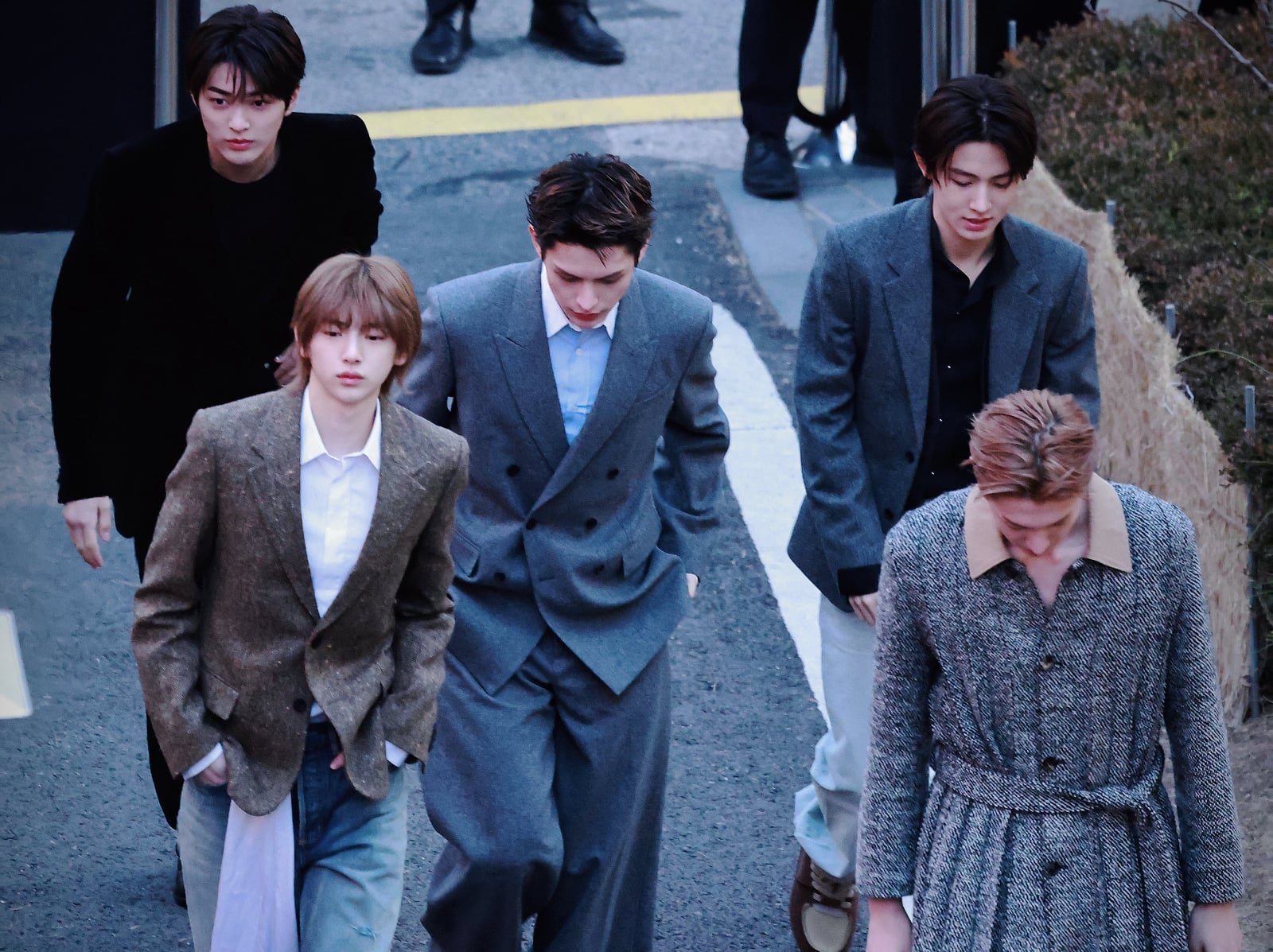 CORTIS 成員西裝造型亮相活動！James 趙雨凡神似《暮光之城》羅伯派汀森掀熱議！