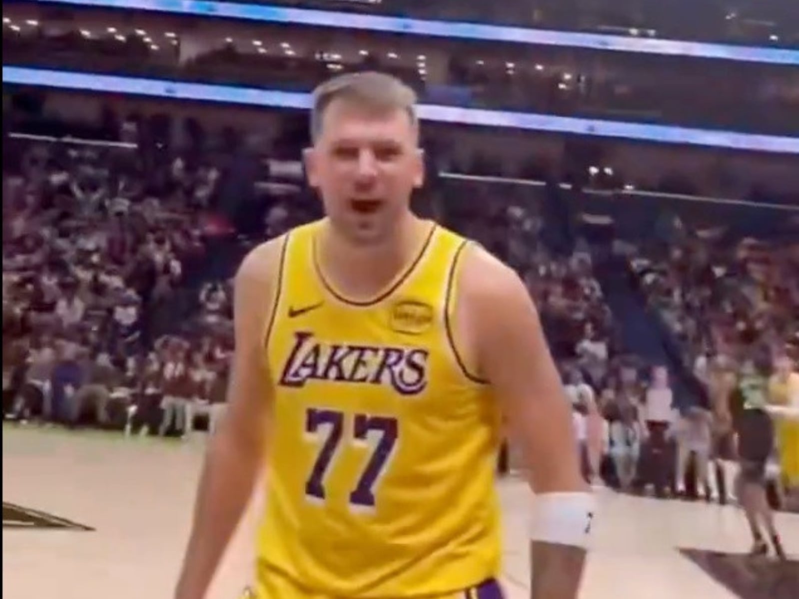 NBA／Luka Doncic 被球迷嗆垃圾，下一秒投進高難度三分球怒噴「你剛說啥媽惹發科！」