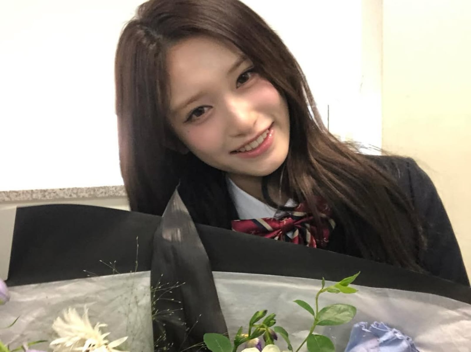 IVE 李瑞 Leeseo 畢業制服美照公開！網喊：「特別有感覺！」