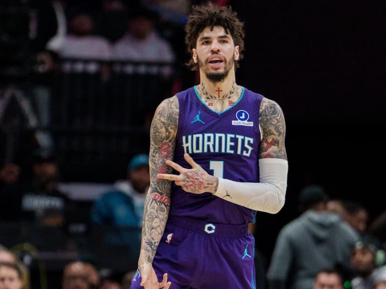NBA／LaMelo Ball 超扯「單腳射籃壓哨三分彈」炸框！替補上陣狂轟全場最高 33 分！