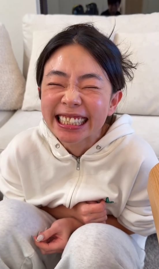 YTR 蔡阿嘎、二伯吃螃蟹意外噴飛門牙！他第一時間先拍再笑，網友狂讚：「這才是真夫妻！」