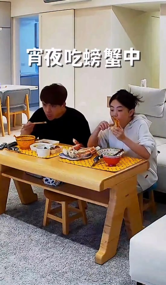 YTR 蔡阿嘎、二伯吃螃蟹意外噴飛門牙！他第一時間先拍再笑，網友狂讚：「這才是真夫妻！」