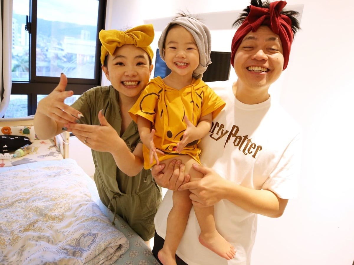 YTR 蔡阿嘎、二伯吃螃蟹意外噴飛門牙！他第一時間先拍再笑，網友狂讚：「這才是真夫妻！」