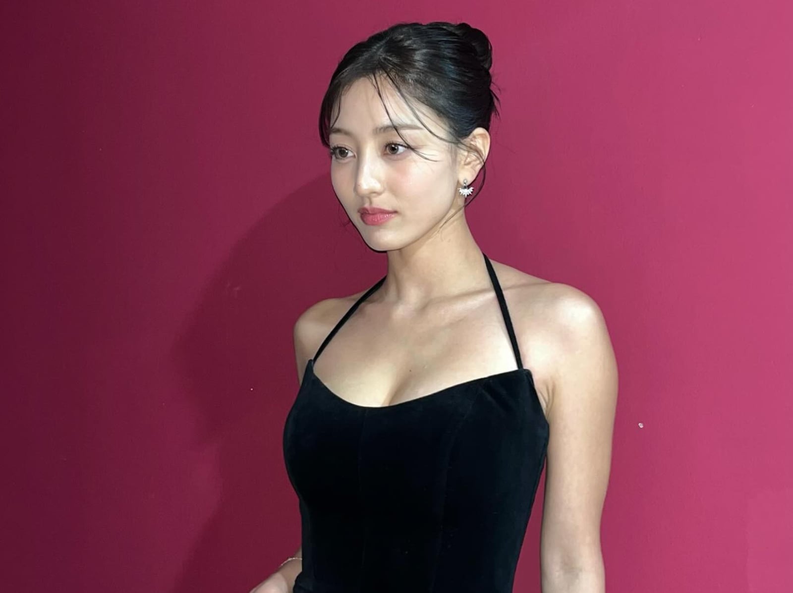 TWICE 志效身高 162 大胸顯瘦穿搭技巧公開！5 招告別壯碩虎背熊腰！