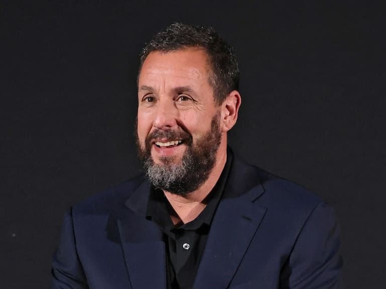 亞當山德勒 Adam Sandler 獲 AARP 終身成就獎！自嘲變老笑霸氣喊：「死前至少再拍 50 部電影！」