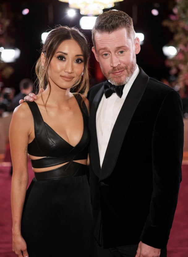 麥考利克金 Macaulay Culkin 35 年後重返金球獎！全黑造型與女友甜蜜放閃！