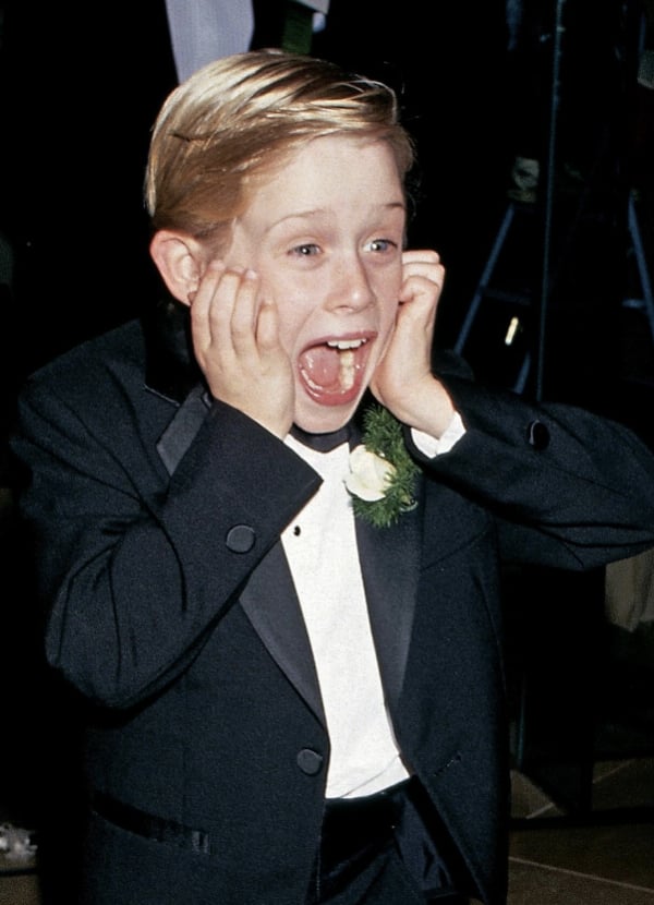 麥考利克金 Macaulay Culkin 35 年後重返金球獎！全黑造型與女友甜蜜放閃！