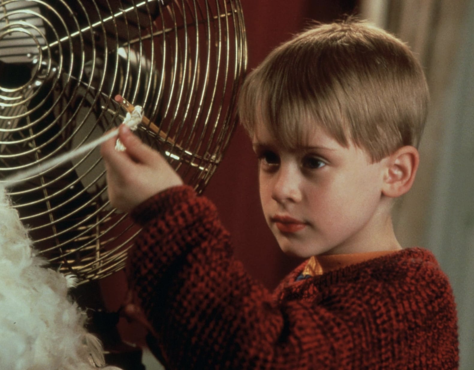 麥考利克金 Macaulay Culkin 35 年後重返金球獎！全黑造型與女友甜蜜放閃！