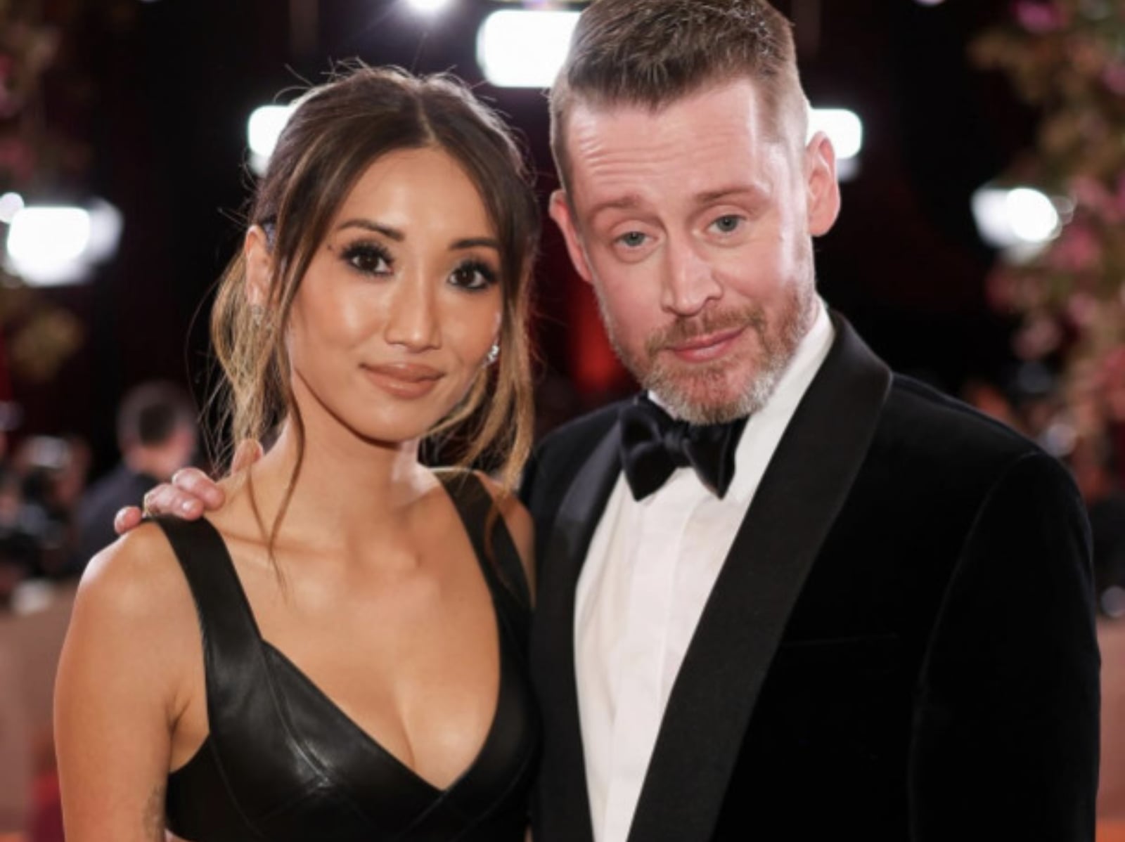 麥考利克金 Macaulay Culkin 35 年後重返金球獎！全黑造型與女友甜蜜放閃！