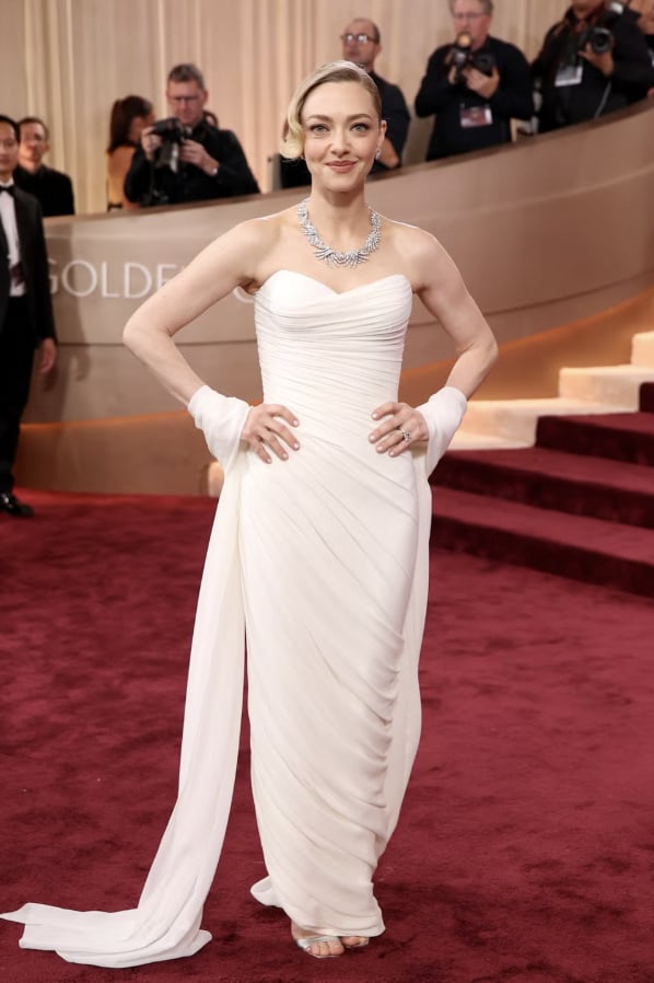 阿曼達塞佛瑞 Amanda Seyfried 金球獎訂製白紗耗時 400 小時！冰雪女王美甲成全場焦點！