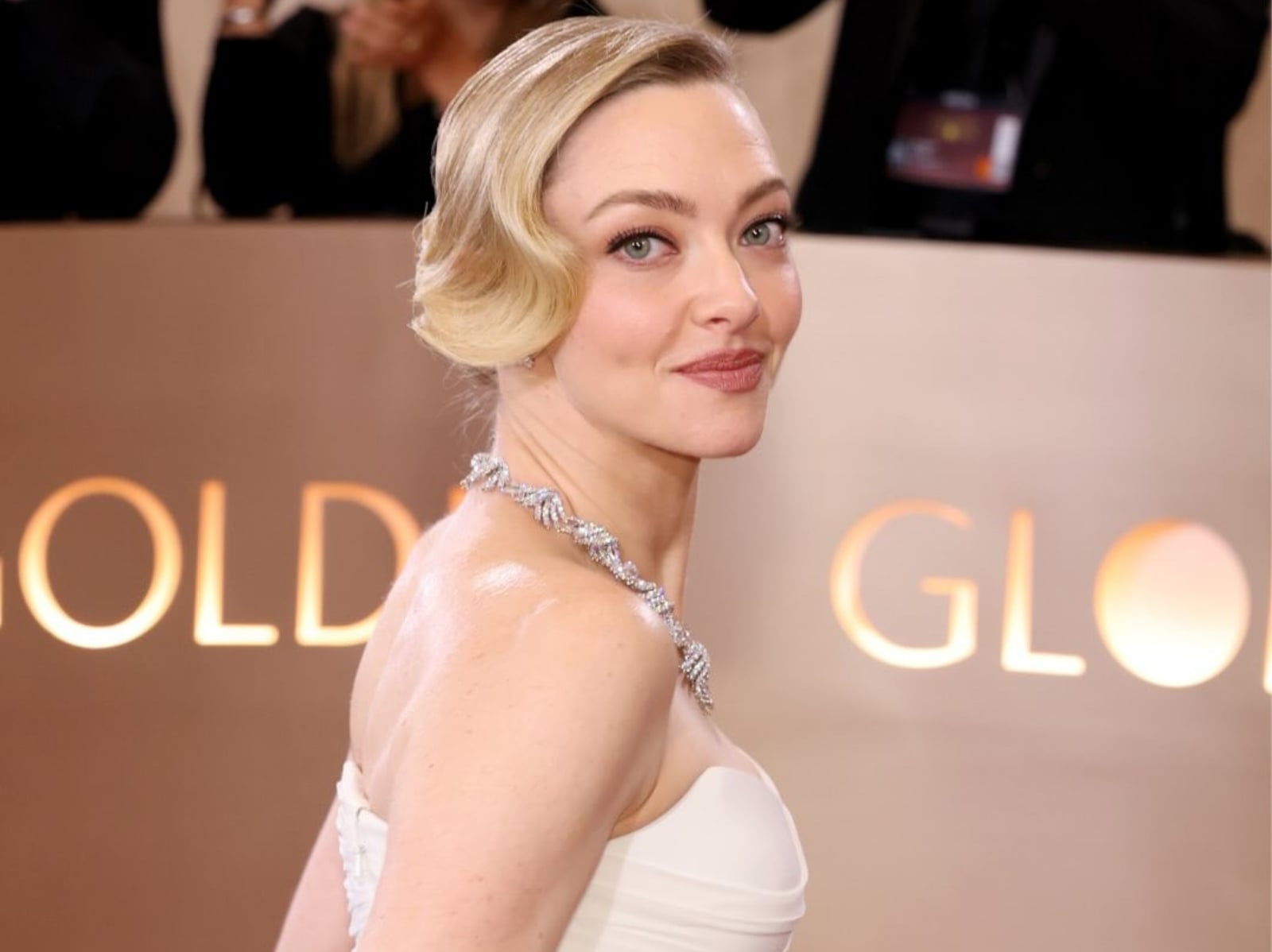 阿曼達塞佛瑞 Amanda Seyfried 金球獎訂製白紗耗時 400 小時！冰雪女王美甲成全場焦點！