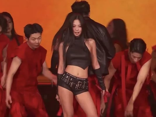 GD 點讚 BLACKPINK Jennie 大巨蛋表演秒收回！粉絲笑：「龍哥又在海巡手滑了 ！」