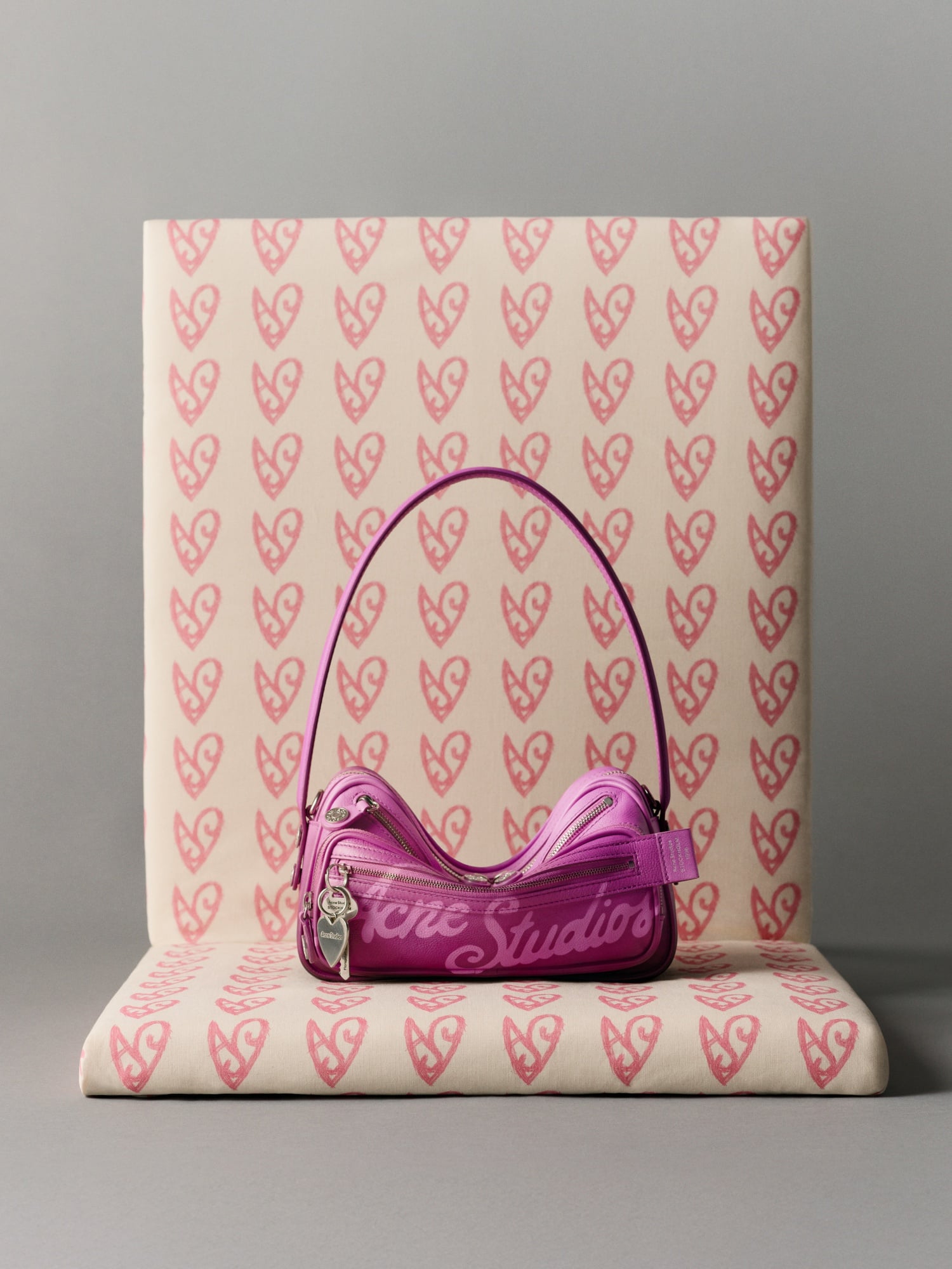 Acne Studios推出2026馬年新春限定系列