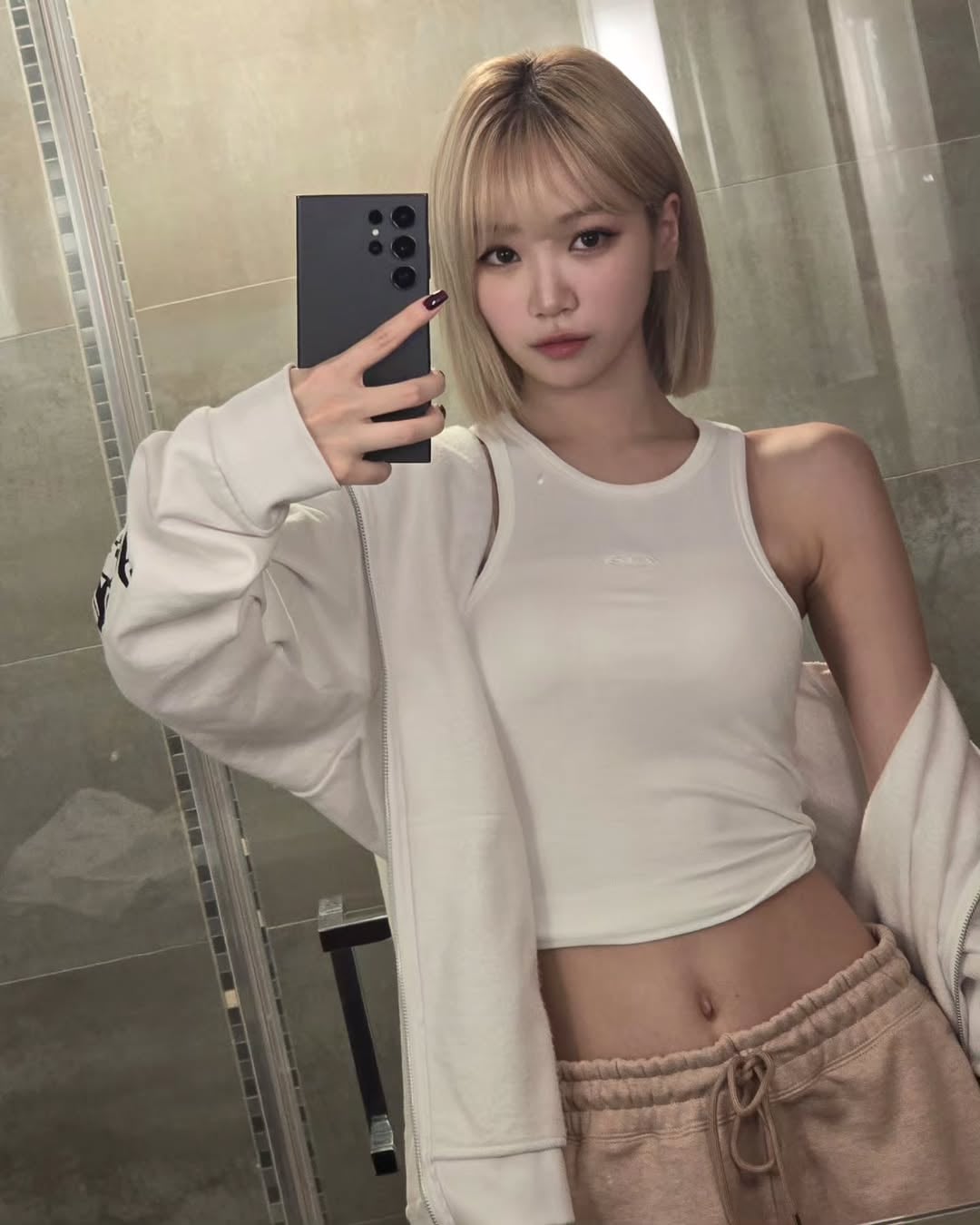 LE SSERAFIM 金采源護照丟火鍋照發完秒刪！網友笑：「是不是不想回韓國？」