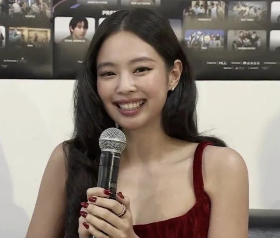 BLACKPINK Jennie 金唱片撞衫 aespa 寧寧！酒紅戰袍露長腿引網驚呼：「女神都好美！」