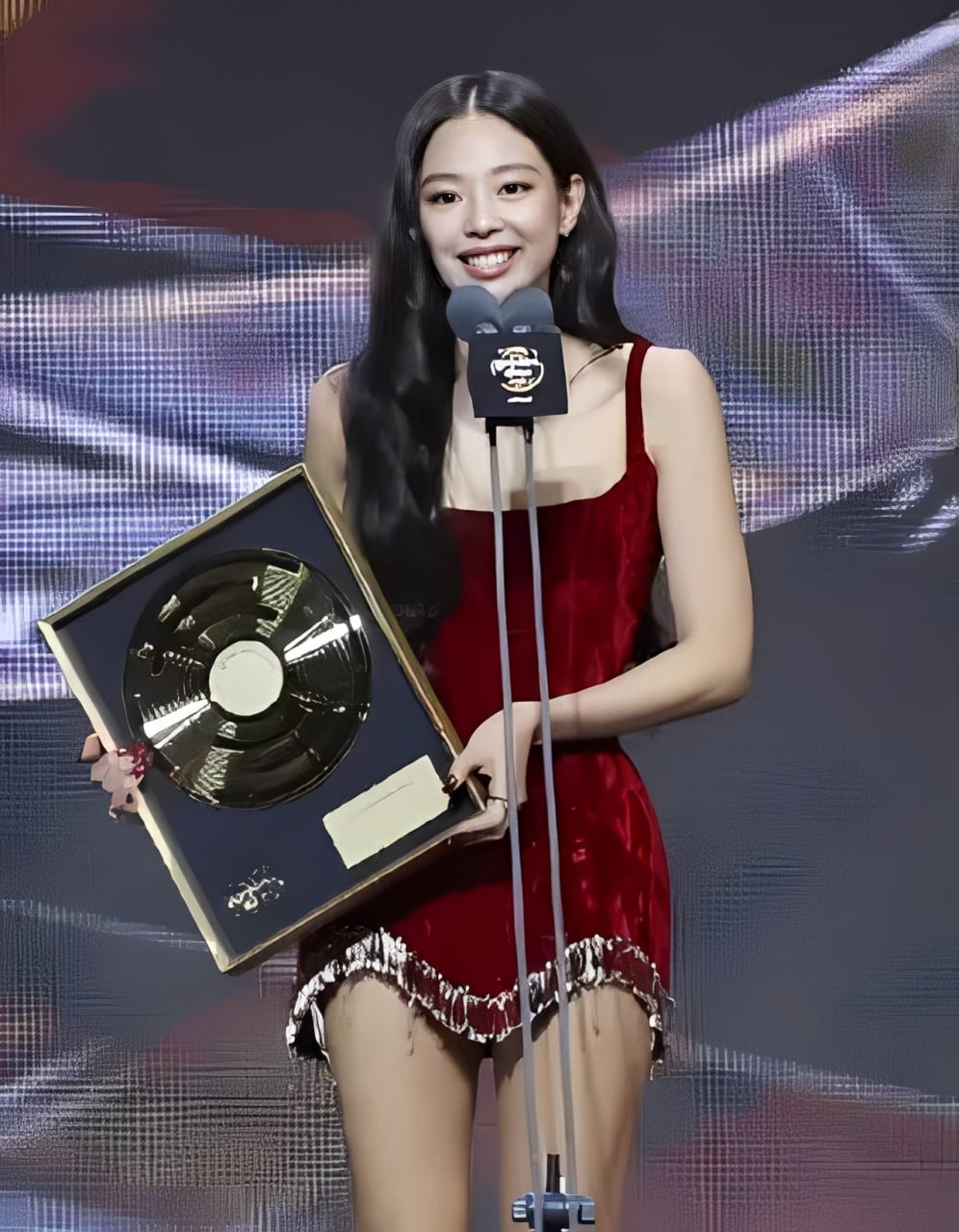 BLACKPINK Jennie 金唱片撞衫 aespa 寧寧！酒紅戰袍露長腿引網驚呼：「女神都好美！」
