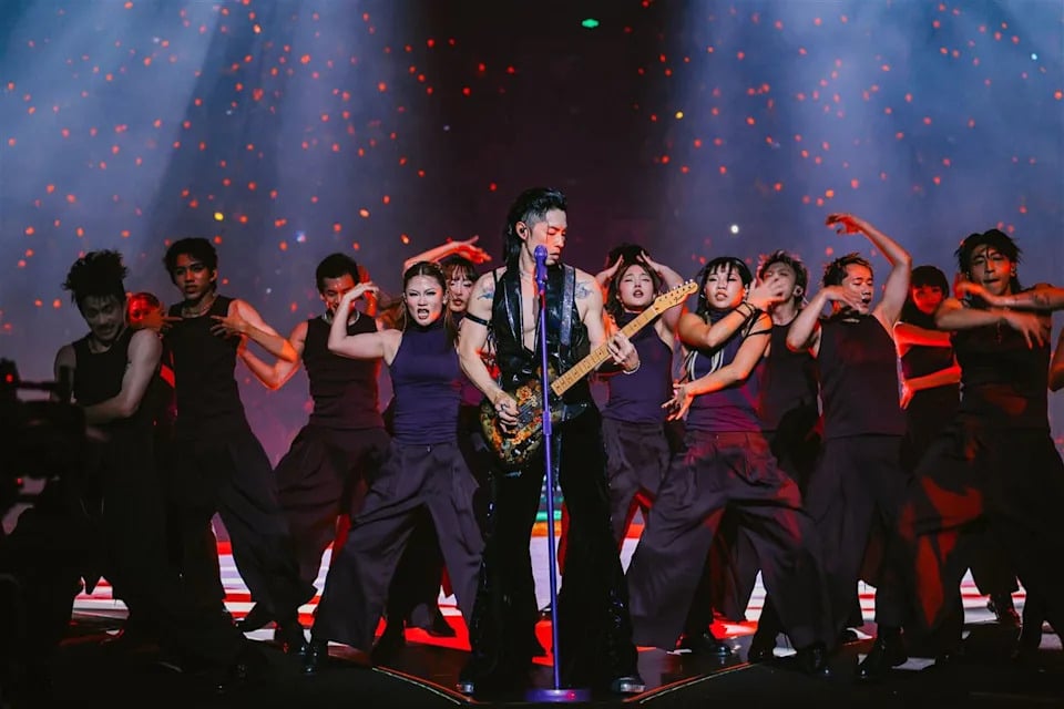 F4 成都演唱會阿信罕見脫衣秀胸肌線條！仔仔崩潰喊：「脫什麼啦！」