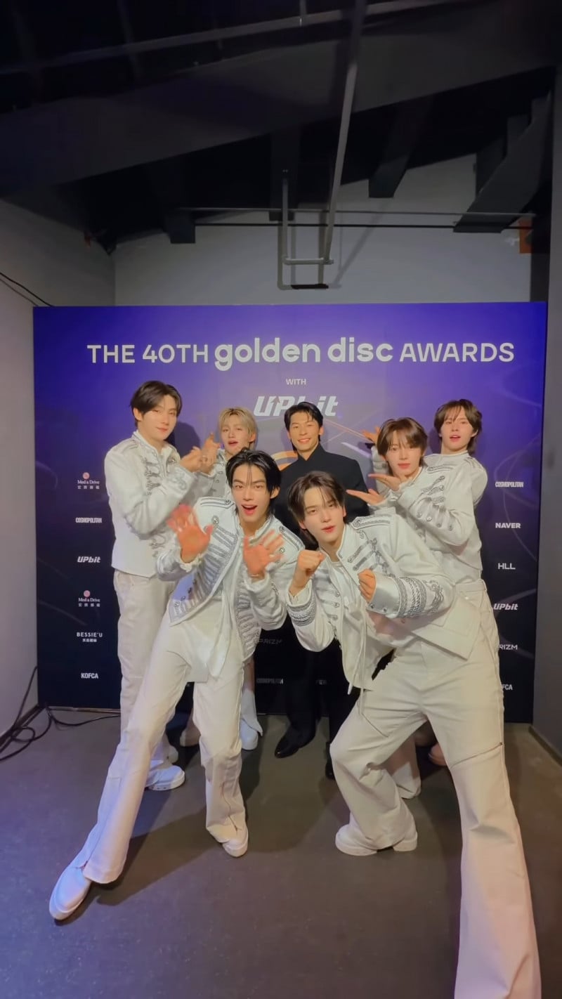 許光漢、邊佑錫、安孝燮金唱片合體！三帥玩自拍、比愛心引熱議！