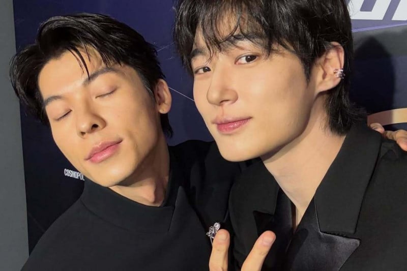 許光漢、邊佑錫、安孝燮金唱片合體！三帥玩自拍、比愛心引熱議！