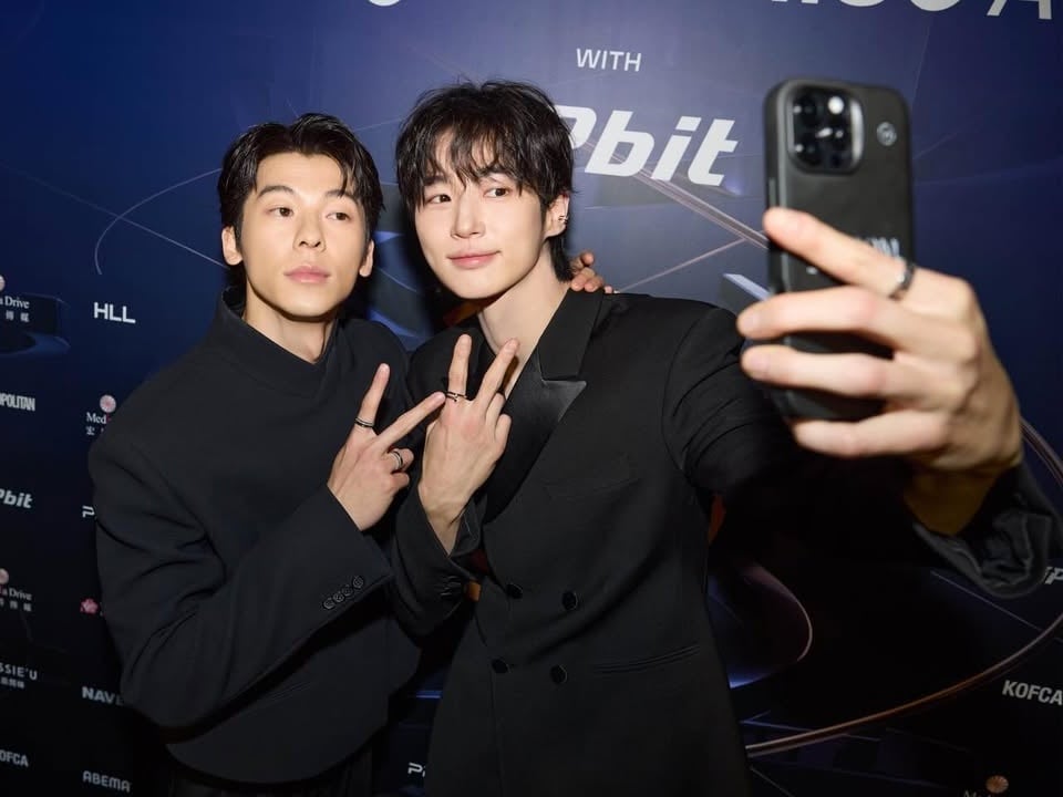 許光漢、邊佑錫、安孝燮金唱片合體！三帥玩自拍、比愛心引熱議！