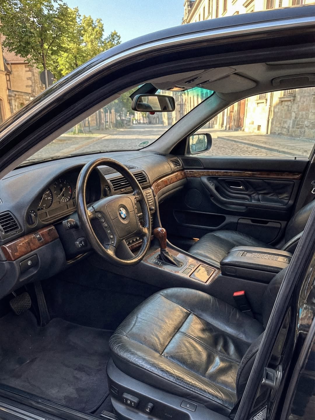 2Pac 遭槍擊當晚座駕 BMW 750iL 正式掛牌拍賣！175 萬美元將歷史買回，你願意嗎？