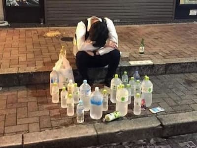 日本街頭「寶特瓶儀式」爆紅！醉漢周圍擺滿瓶子原因曝光