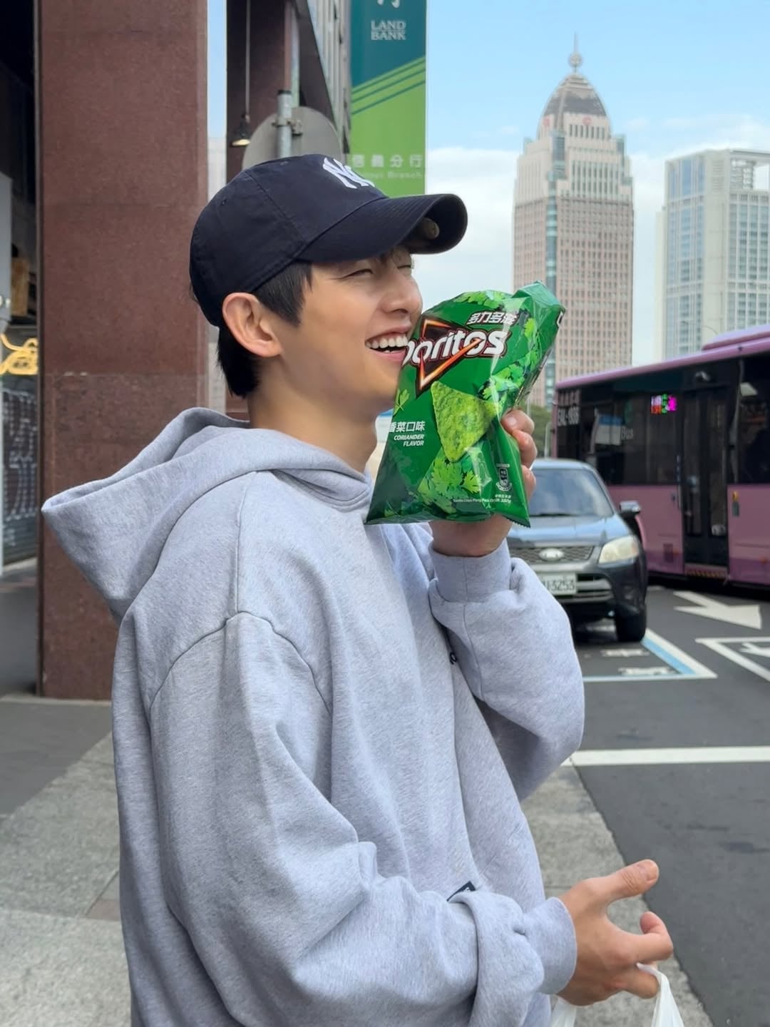 宋仲基金唱片來台灣！拿香菜多力多滋、拎台北市環保袋街頭燦笑引熱議！