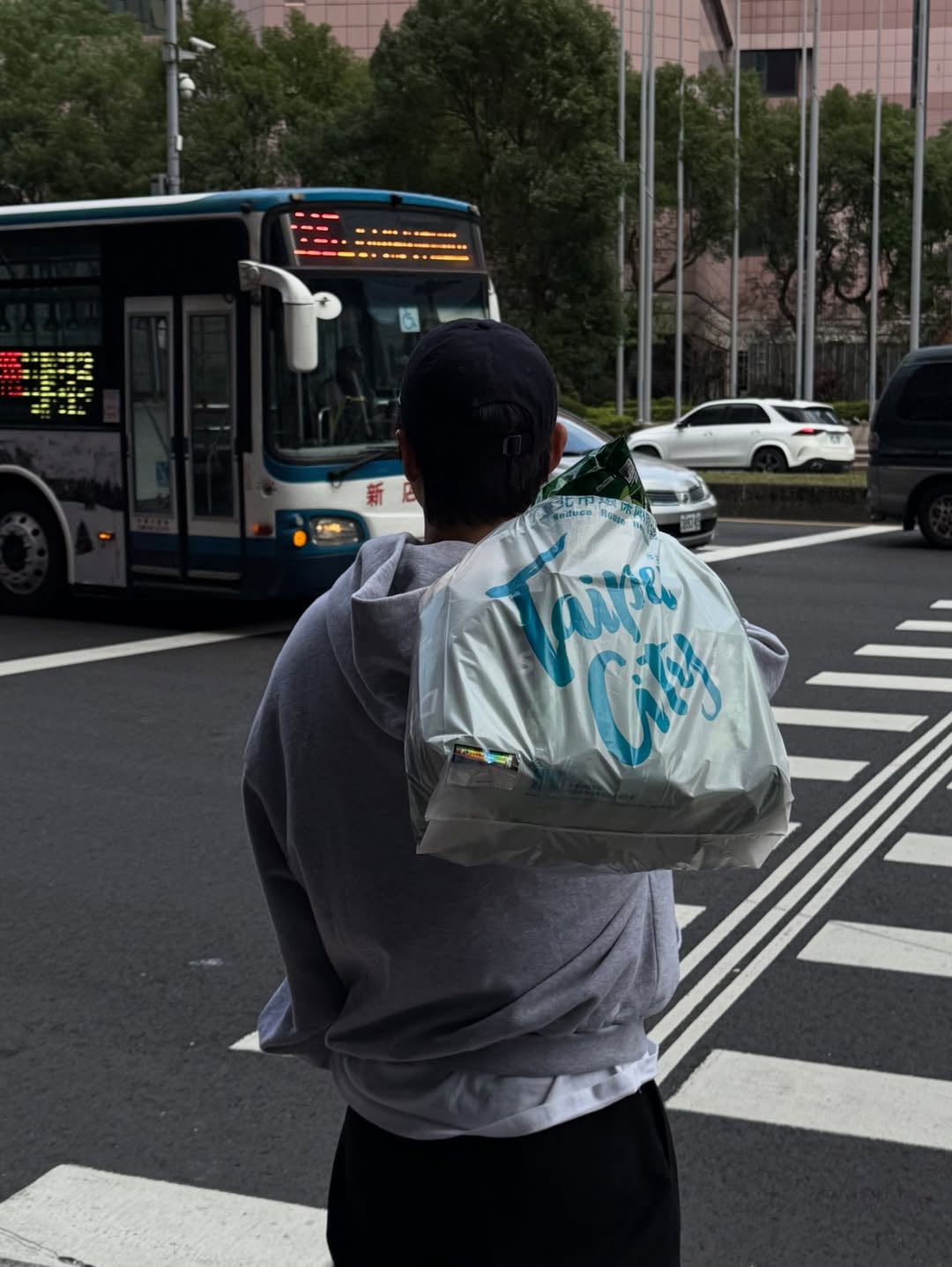 宋仲基金唱片來台灣！拿香菜多力多滋、拎台北市環保袋街頭燦笑引熱議！