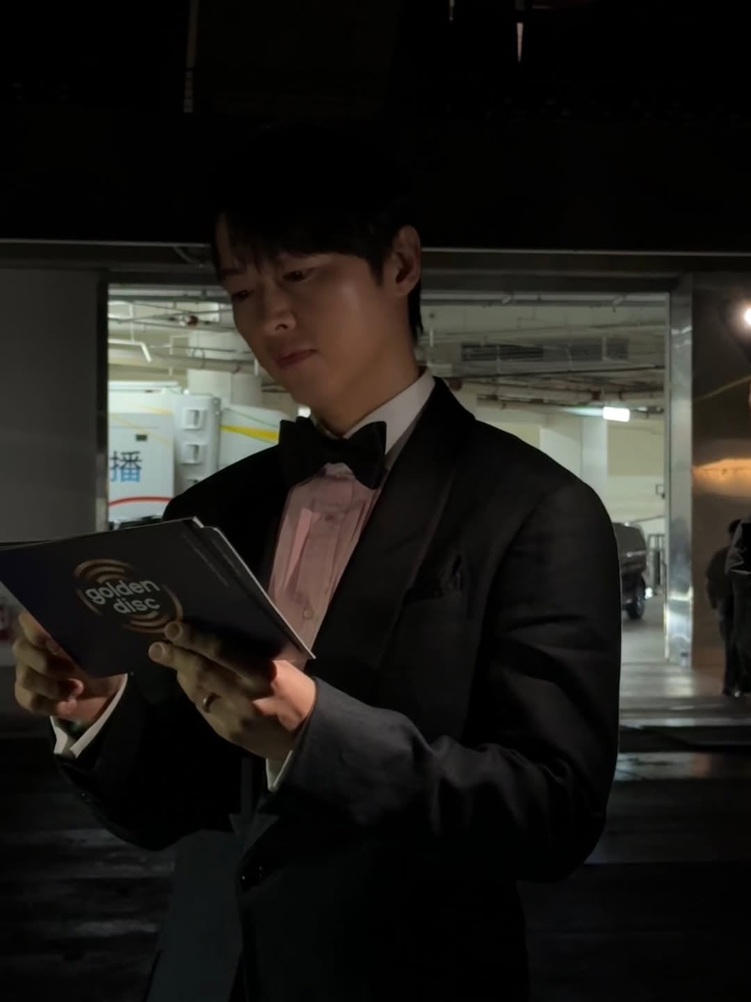 宋仲基金唱片來台灣！拿香菜多力多滋、拎台北市環保袋街頭燦笑引熱議！